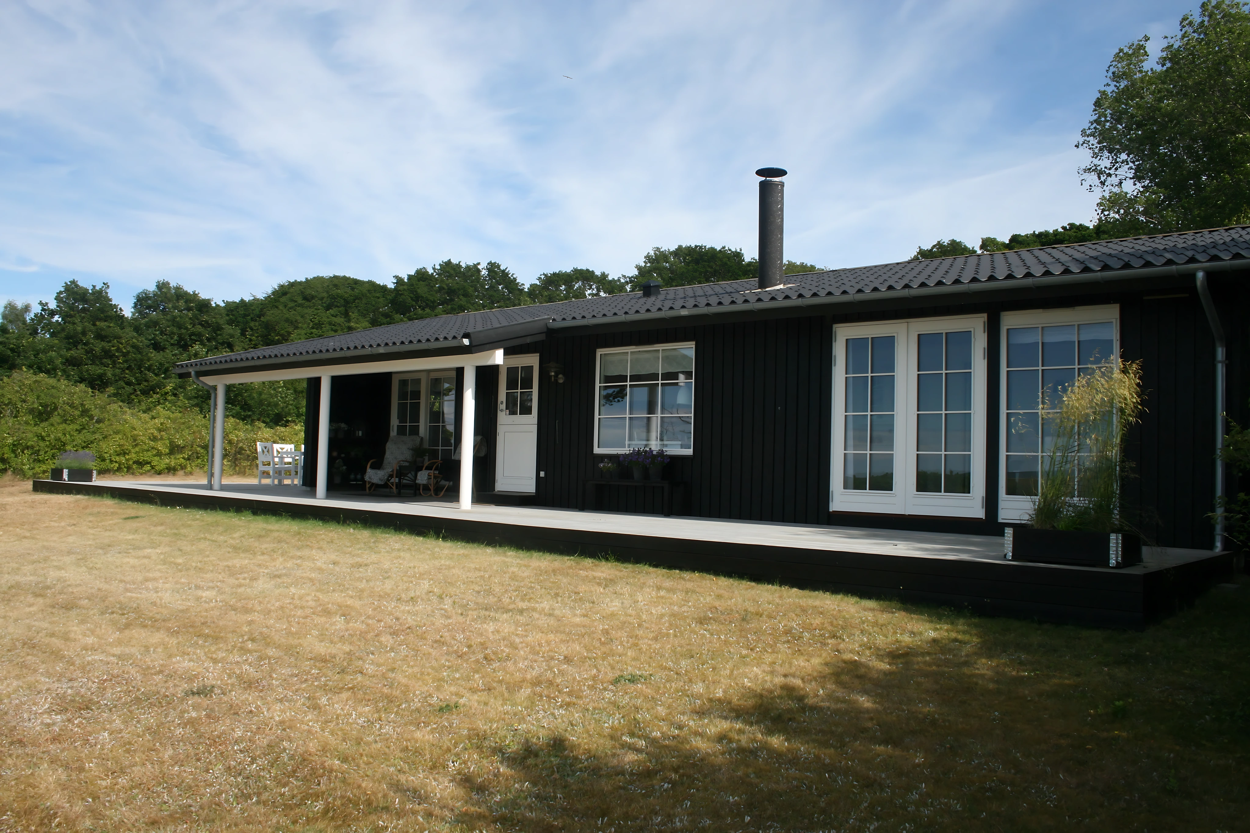 Pyntesprosser på vinduer i et mørkt træhus
